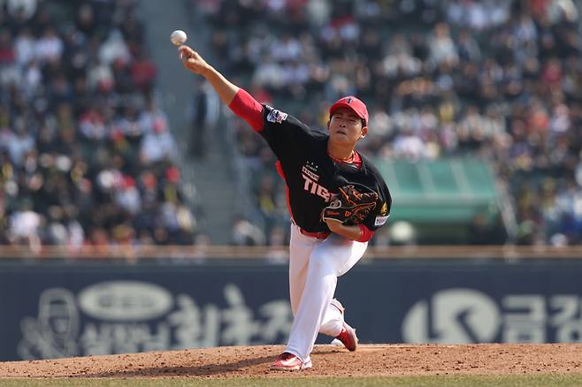 KIA 이태양이 22일 잠실구장에서 열린 2026 KBO리그 시범경기 두산과 경기에서 역투하고 있다. 사진 | KIA 타이거즈