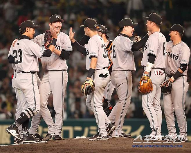 도고는 2024년 5월 한신 원정경기서 노히트 노런을 달성했다. 대기록을 수립한 후 동료들과 하이파이브를 하고 있는 도고. 사진캡처=요미우리 자이언츠 SNS