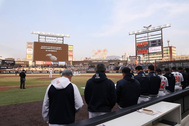 23일 NC 다이노스와 한화 이글스의 경기가 열린 대전 한화생명볼파크. 경기 전 선수단이 대전 대덕산업단지 자동차 부품 공장 화재 사고 희생자를 위해 추모하고 있다. 사진제공=한화 이글스