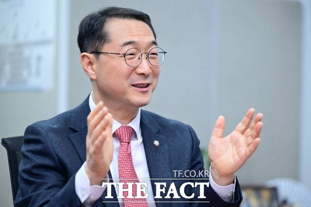 김건 국민의힘 의원이 19일 서울 여의도 국회 의원회관에서 더팩트와 인터뷰를 하고 있다. /국회=남윤호 기자