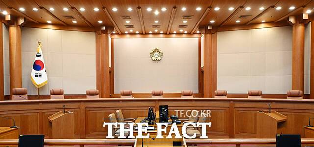 법조계에서도 누구나 헌법소원을 제기한다고 해서 헌재가 본안을 심리해 주는 것은 아니라고 봤다. 헌재가 판단하기에 '기본권 침해'와 관련이 없는 사건을 재심의 성격으로 다퉈보려는 취지로 제기한 사건은 엄격히 걸러낼 것으로 보기 때문이다. 헌법재판소 대심판정. /사진공동취재단