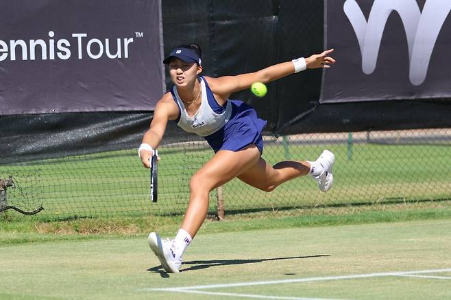 잔디코트에서 수비를 펼치고 있는 이하음. 오리온