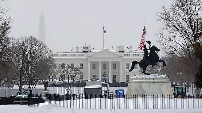 올해 초 백악관이 눈에 덮여있다. 연합뉴스