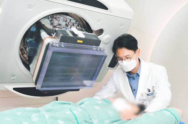 문성호 국립암센터 양성자치료센터장이 흉부종양 환자의 양성자치료를 준비하고 있다. 국립암센터.