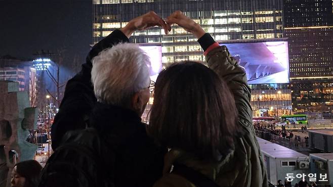 BTS 공연 전날인 20일 박태수(64) 이경희 씨(60) 부부가 서울 종로구 광화문 광장을 찾았다. 정동진 기자