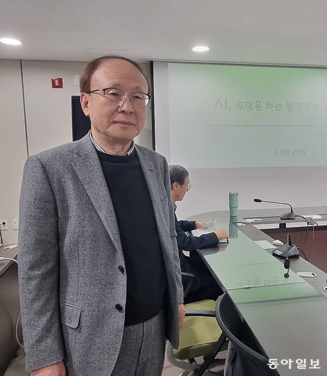 인문학 강좌 ‘무심 지혜의 언덕’을 기획한 허원 서원대 명예교수. 장기우 기자 straw825@donga.com