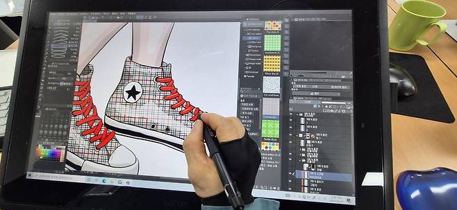 17일 서울 구로구 서울남부교도소에서 웹툰 콘텐츠 직업훈련 과정을 수강 중인 수용자가 채색 연습을 하고 있다. 법무부 제공