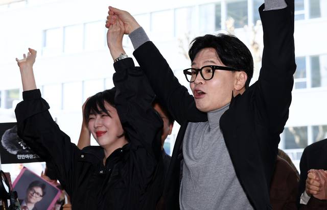 한동훈 전 국민의힘 대표와 배현진 의원이 22일 서울 동대문구 경동시장을 방문해 지지자들에게 인사하고 있다. 연합뉴스