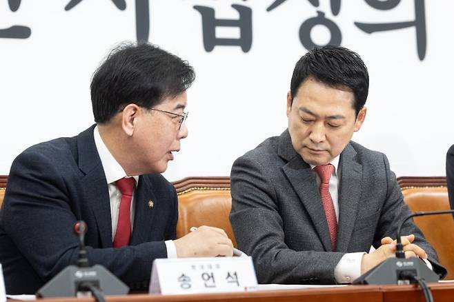 장동혁 국민의힘 대표가 23일 서울 여의도 국회에서 열린 최고위원회의에서 송언석 원내대표와 대화하고 있다. 뉴스1