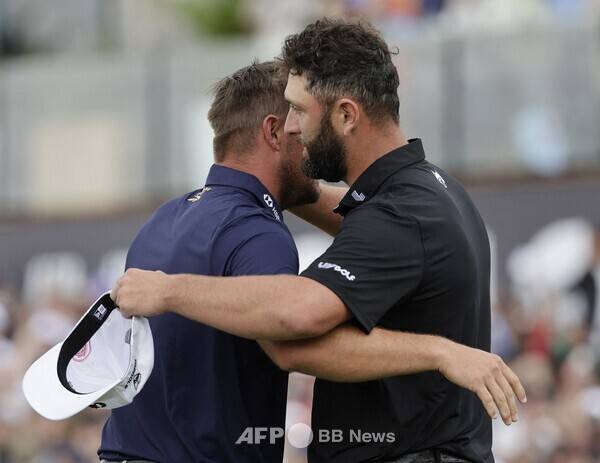 2026년 LIV 골프 시리즈 남아프리카공화국 대회 우승을 차지한 브라이슨 디섐보(미국)와 연장전 끝에 준우승한 존 람(스페인). 사진제공=ⓒAFPBBNews = News1 (사진을 무단으로 사용하지 마십시오.