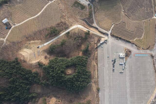 문경새재 4번 주차장에서 이어진 하부정류장 예정지 모습. 정류장 부지와 주차장으로 이어지는 길, 케이블카가 지나는 노선 모두 나무가 베어졌다. 이 중 15%의 수목이 이식돼야 하지만, 아직 이식된 것은 없다. 녹색연합 제공