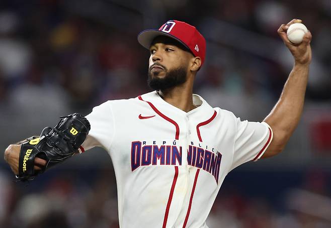 <yonhap photo-3823="">13일(현지시간) 미국 플로리다주 마이애미 론디포파크에서 열린 월드베이스볼클래식(WBC) 대한민국 대 도미니카공화국 준준결승전. 도미니카공화국 선발 투수 크리스토페르 산체스가 5회 초 역투하고 있다. <저작권자 ⓒ 1980~2026 ㈜연합뉴스. 무단 전재 재배포 금지, AI 학습 및 활용 금지></yonhap>