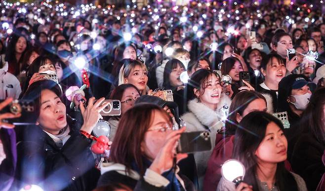 지난 21일 오후 서울 광화문광장에서 열린 그룹 방탄소년단(BTS) 컴백 공연을 아미(ARMY)가 지켜보고 있다. 서울시는 이날 공연에 약 4만8000명이 집결한 것으로 추산했다. 김경록 기자