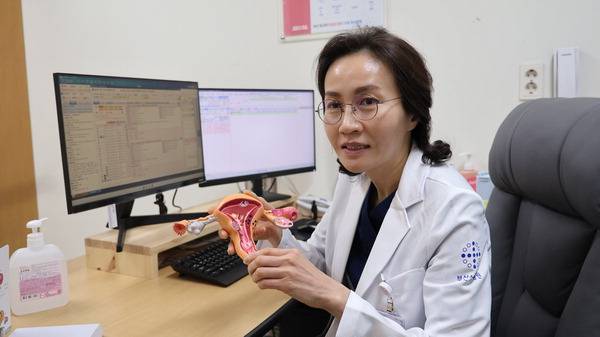이 자궁근종의 비수술적 치료법에 관해 설명하고 있다. 부산성모병원 제공