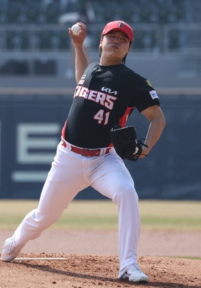 프로야구 정규리그 개막을 엿새 앞둔 22일 서울 송파구 잠실구장에서 열린 두산 베어스와 KIA 타이거즈의 시범경기. KIA 선발 황동하가 힘차게 공을 던지고 있다. 사진=연합뉴스