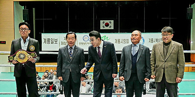 충청남도 계룡시민체육관에서 2026년 3월 세계복싱협회 여자미니멈급 아시아 타이틀매치 시작 전 내빈이 소개되고 있다. 왼쪽은 김원석 WBA 아시아 사무총장. 사진=KBM