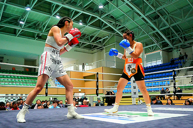 순천향대학교 부속 천안병원 소아청소년과 의사 서려경이 2026년 3월 충청남도 계룡시민체육관 세계복싱협회 미니멈급 아시아 챔피언결정전에서 국제여자복싱협회 아톰급 챔피언을 지낸 노르즈 구로를 상대하고 있다. 사진=KBM