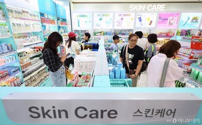 서울 시내 한 다이소 매장을 찾은 외국인 관광객들이 화장품을 살펴보고 있다. /사진제공=다이소