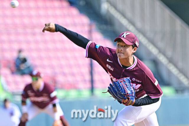 23일 서울 잠실야구장에서 열린 '2026 신한 SOL BANK KBO리그' LG 트윈스와 키움 히어로즈 시범경기. 키움 박준현이 7회말 마운드에 올라 힘차게 투구하고 있다./잠실=한혁승 기자 hanfoto@mydaily.co.kr
