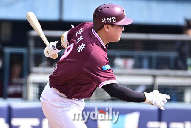 23일 서울 잠실야구장에서 열린 '2026 신한 SOL BANK KBO리그' LG 트윈스와 키움 히어로즈 시범경기. 키움 안치홍이 3회초 2사 2루에 1타점 적시타를 치고 있다./잠실=한혁승 기자 hanfoto@mydaily.co.kr