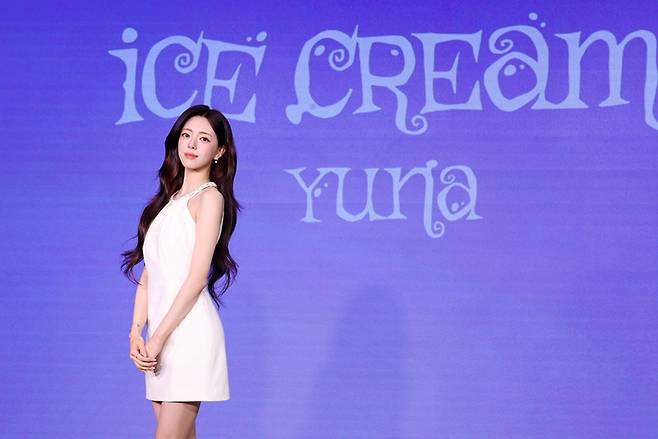 2019년 그룹 있지로 데뷔한 유나는 예지에 이어 두 번째로 솔로로 나선다. JYP엔터테인먼트 제공