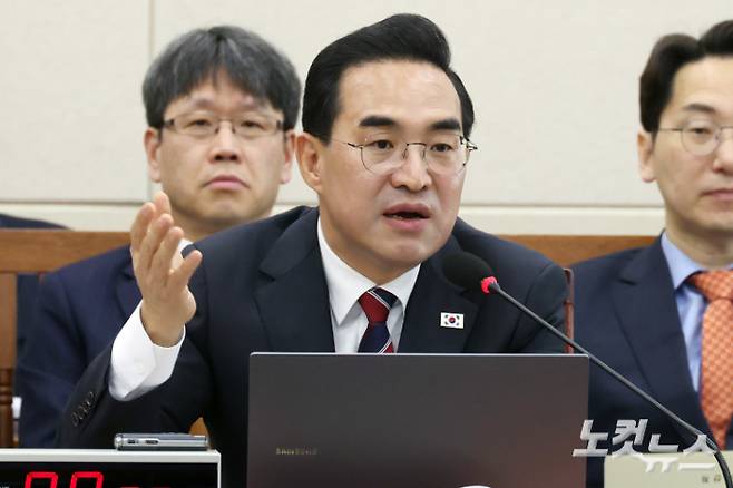 박홍근 기획예산처 장관 후보자가 23일 서울 여의도 국회에서 열린 재정경제기획위원회 인사청문회에서 의원 질의에 답변을 하고 있다. 윤창원 기자