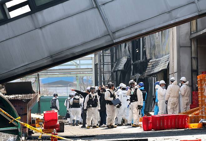 23일 오전 74명의 사상자가 발생한 대전 대덕구 안전공업에서 화재 원인 등을 규명하기 위한 합동감식이 진행되고 있다. 연합뉴스