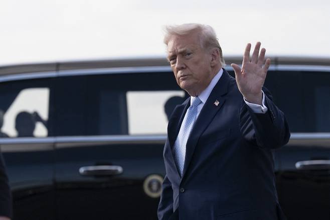 도널드 트럼프 미국 대통령이 20일(현지시간) 플로리다주 팜비치 국제공항에 도착해 손을 흔들고 있다. 트럼프 대통령은 백악관이 아닌 플로리다주 팜비치의 자택 마러라고 리조트에서 이번 주말을 보냈다. 팜비치 AFP 연합뉴스