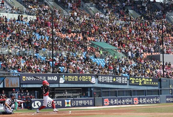 “반갑다 야구야” - 두산 베어스와 KIA 타이거즈의 프로야구 시범경기가 열린 22일 서울 잠실구장을 가득 메운 2만 3285명의 관중이 선수들을 응원하고 있다. 연합뉴스