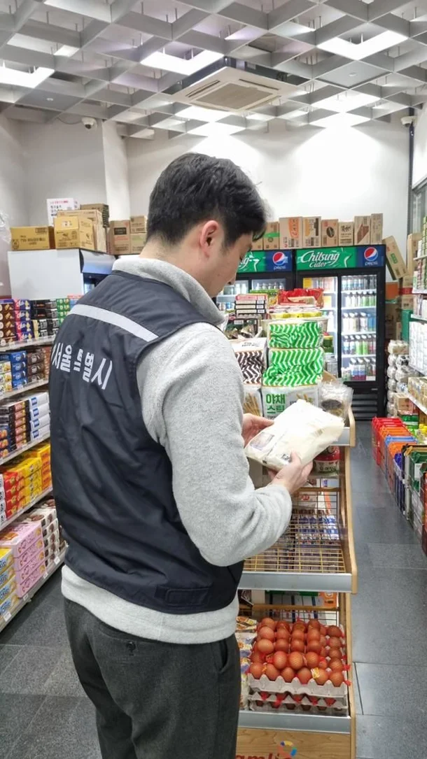 서울시 식품안전단속반이 식품 점검을 하고 있다. 서울시 제공