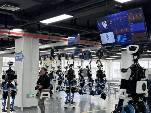 제품 테스트 전 로봇들이 컨테이너 벨트에 매달려 있다. 베이징=정다은 특파원