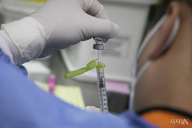 한 의료인이 코로나19 백신을 식염수와 섞어 주사기에 주입하는 분주 작업을 하고 있다. ⓒ시사IN 이명익