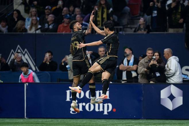 MLS 최고의 공격 콤비로 군림해온 손흥민(오른쪽)과 드니 부앙가의 파괴력이 눈에 띄게 저하됐다. 현지 언론과 팬들은 연일 LAFC 마크 도스 산토스 감독을 비판하고 있다. 지난해 11월 골을 합작한 뒤 기뻐하는 ‘흥부 듀오’의 화끈한 골 세리머니. AP뉴시스