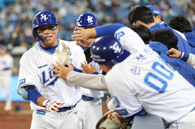 삼성 김영웅(왼쪽)이 23일 대구삼성라이온즈파크서 열린 ‘2026 신한 SOL KBO리그’ 시범경기 KIA와 홈경기서 4회말 투런 홈런을 치고 동료와 기쁨을 만끽하고 있다. 사진제공|삼성 라이온즈