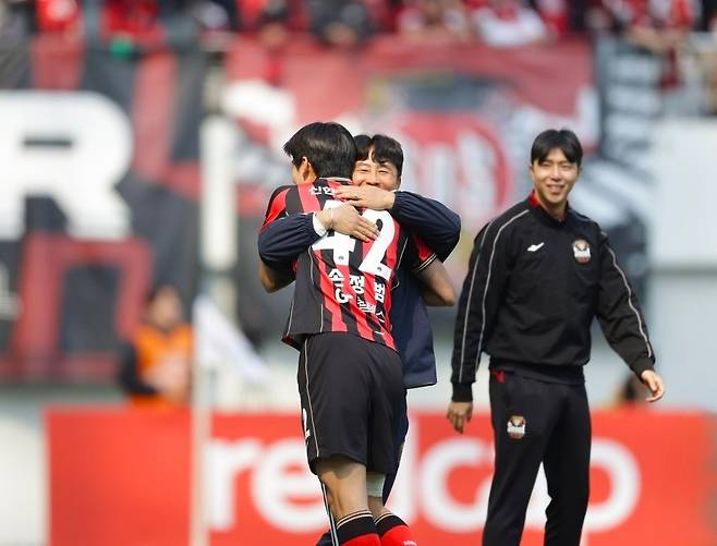 손정범이 22일 서울월드컵경기장에서 열린 K리그1 광주FC전에서 데뷔골을 넣은 뒤 김기동 감독에게 안기고 있다. 프로축구연맹 제공