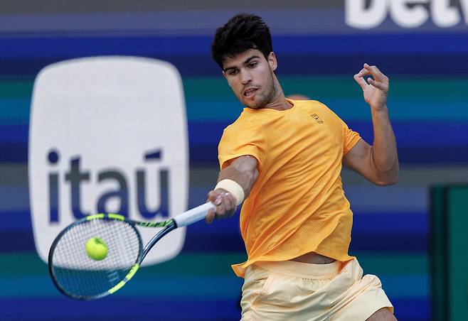 카를로스 알카라스가 23일 미국 플로리다주 마이애미에서 열린 마이애미오픈 단식 3회전에서 서배스천 코르다와 경기하고 있다. 마이애미 | EPA연합뉴스