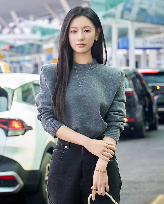 김지원이 22일 인천공항 출국 패션으로 화제를 모았다. 불가리 제공