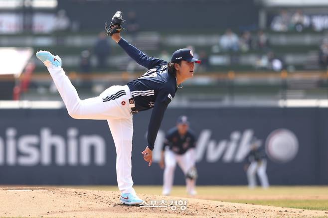 두산 곽빈이 23일 수원 KT위즈파크에서 열린 시범경기 KT전에 선발 등판해 역투하고 있다. 두산베어스 제공