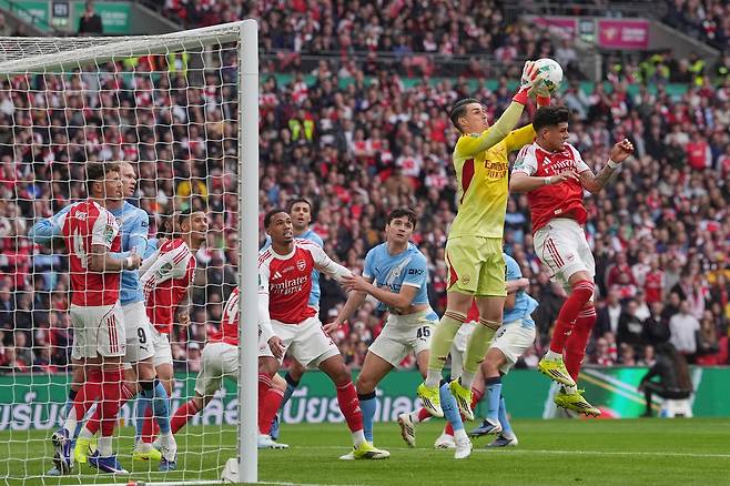아스널 골키퍼 케파가 23일 카라바오컵 결승 맨시티전에서 공중볼을 잡아내고 있다. AP연합뉴스