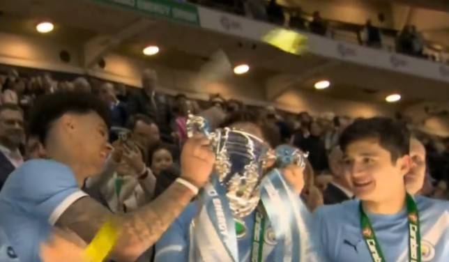 ▲ 후사노프(오른쪽)가 트로피를 들어올리기 직전, 중계 화면이 넘어갔다. ⓒ카라바오컵 중계화면 캡처