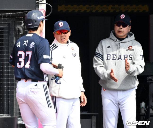 김원형(가운데) 두산 감독이 23일 KT와 시범경기에서 2회초 득점한 박지훈을 맞이하고 있다. /사진=OSEN