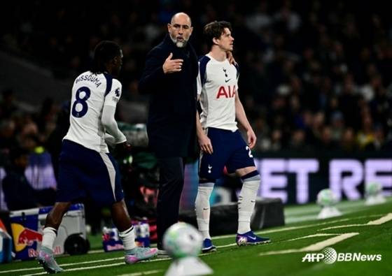 이고르 투도르(가운데) 감독이 선수들을 독려하고 있다. /AFPBBNews=뉴스1