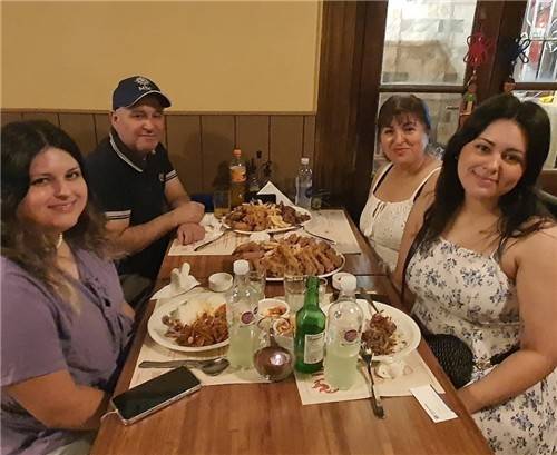 한인 식당에서 한식과 치킨을 먹는 아르헨티나 한류 팬들 (부에노스아이레스=연합뉴스) 김선정 통신원 = 아르헨티나의 수도 부에노스아이레스의 한식당 닥코에서 한류 팬 가족이 치킨, 제육볶음과 불고기덮밥 등 한식을 즐기고 있다. 연합뉴스와의 인터뷰에서 엄마인 모니카(52)가 K-드라마의 열렬한 팬이라서 남편인 하비에르(53), 큰딸 멜라니(28) 그리고 작은딸 카밀라(22)까지 한류 팬이 되었다고 밝혔다. 이들은 K-드라마를 보고 한식을 맛보고 싶어 한식당을 찾았다고 말했다. 2026.3.23 sunniek8@yna.co.kr