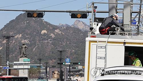 BTS 공연에 이동통신사도 분주 (서울=연합뉴스) 이진욱 기자 = 그룹 방탄소년단(BTS)의 광화문 공연을 앞둔 19일 서울 종로구 광화문광장 부근에서 이동통신사 관계자들이 작업을 하고 있다. 2026.3.19
cityboy@yna.co.kr