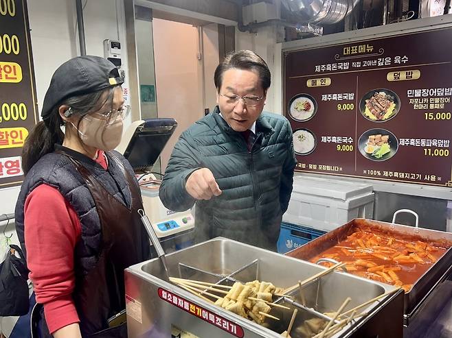 ▲ 유정복 인천시장이 24일 오후 부평구 부평종합시장을 찾아 상인들로부터 애로 사항을 청취하고 물가 동향을 살피고 있다.