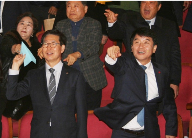 ▲ 양승조후보와 문진석 국회의원이 종비행기를 날리고 있다