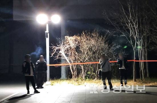 ▲ KTX울산역은 역사 전체가 금연구역으로 지정됐음에도 불구하고, 곳곳에서 흡연하는 이들을 손쉽게 찾아볼 수 있다. 독자 제공