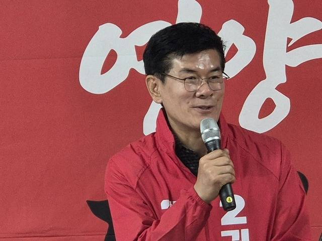 국민의힘 권영택 영양군수 예비후보가 24일 선거사무소 개소식에서 인사말을 하고 있다. 황태진 기자