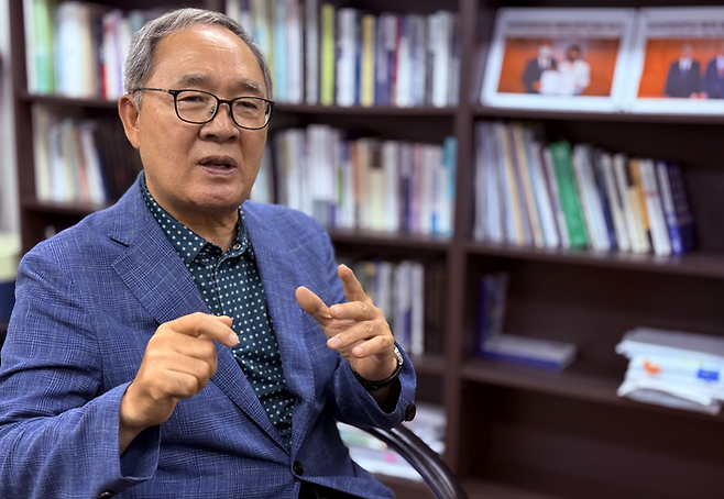 5일 북한대학원대학교 교수연구실에서 양무진 석좌교수가 영남일보와 인터뷰를 하고 있다. 정재훈기자 jjhoon@yeongnam.com