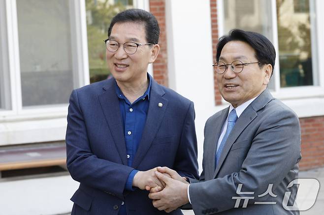 강기정, 신정훈 더불어민주당 전남광주통합특별시장 후보가 23일 천주교 광주대교구를 방문한 후 기자들과 만나 질의응답을 하고 있다. 2026.3.23 ⓒ 뉴스1 김태성 기자